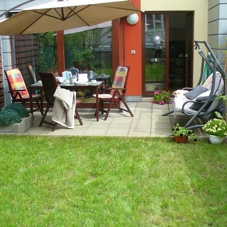Garden Apartment With Garage In Central Prag Exteriör bild