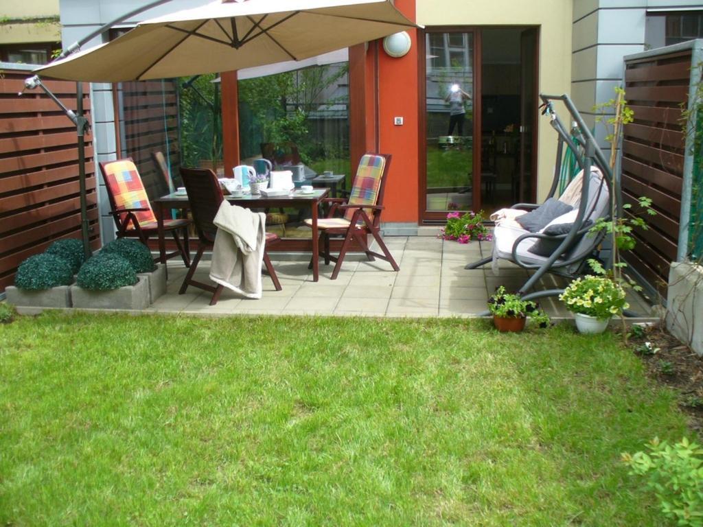 Garden Apartment With Garage In Central Prag Exteriör bild