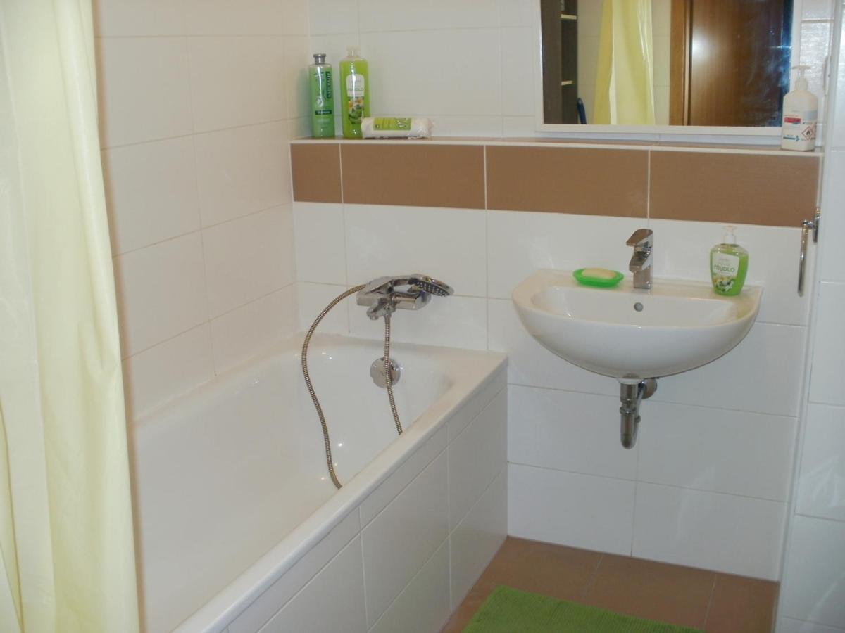 Garden Apartment With Garage In Central Prag Exteriör bild